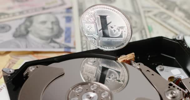 Litecoin Αντανακλώντας Στο Σκληρό Δίσκο Platter Δολάριο Στο Παρασκήνιο Νόμισμα — Αρχείο Βίντεο