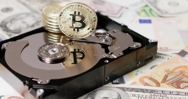 Bitcoinは 大皿に反映されてハードドライブディスクの上に積み上げられました 背景のドル — ストック動画