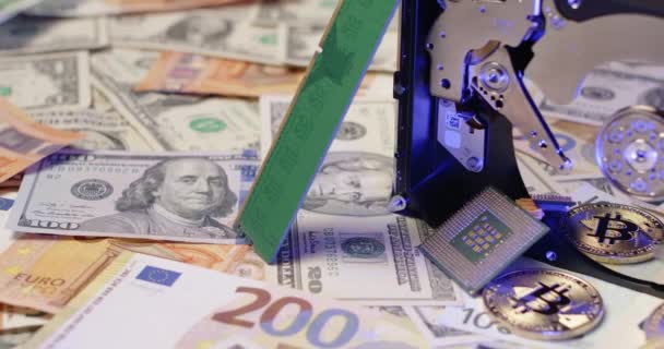 Bitcoin Vrcholu Amerického Dolaru Euro Btc Mince Odrážející Hdd Podnose — Stock video