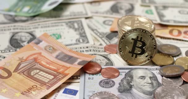 Bitcoin Поверх Dollar Euro Banknotes Криптовалюта Обмінюється Обмінюється Концепцією Увага — стокове відео
