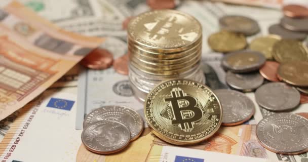 Aufgetürmte Bitcoin Münzen Auf Dollar Und Euro Banknoten Konzept Des — Stockvideo