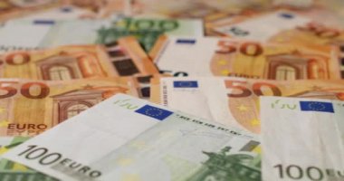 100 ve 50 Euro banknotlar. Avrupa para biriminin kapatılması