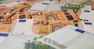 Arka plan olarak 100 ve 50 Euro banknot. Avro Para Birimi yüz elli Avro Banknotları