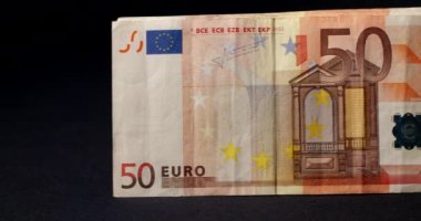 50 Euro 'luk banknotlar, Avro banknotlarının yeni ve eski tasarımı nakit para. Eski ve yeni banknot tasarımı