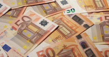 Yeni ve eski 50 Euro banknotlar yayıldı. Arkaplan Euro banknotları