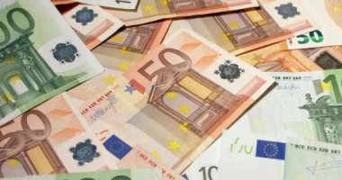 Büyük Euro banknotları, 100 ve 50 Euro 'luk banknotlar. 50 Euro 'luk banknotlara 100 Euro.