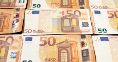 Yeni ve eski 50 Euro 'luk banknotlar birikti. Elli Euro 'luk banknotların düzeni