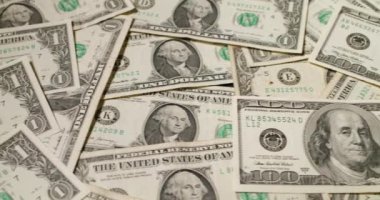 Yüz dolarlık banknotlar. 100 dolarlık banknotların kalıbı. Dönen arkaplan