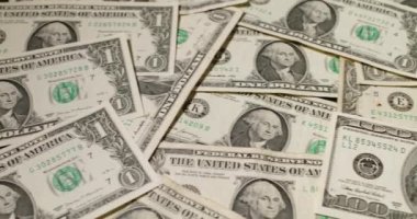 Yeni ve eski 100 dolarlık banknotlar dönüyor. Amerikan dolarının geçmişi ve kalıpları. Amerika Birleşik Devletleri konseptinde enflasyon