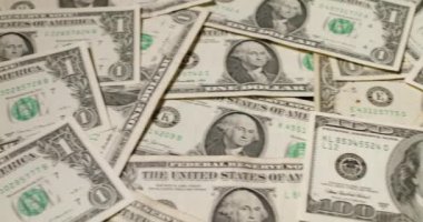 100 dolarlık banknotlar dönüyor, Amerikan dolarları ve banknotlarının farklı tasarımları. Dönen sahne