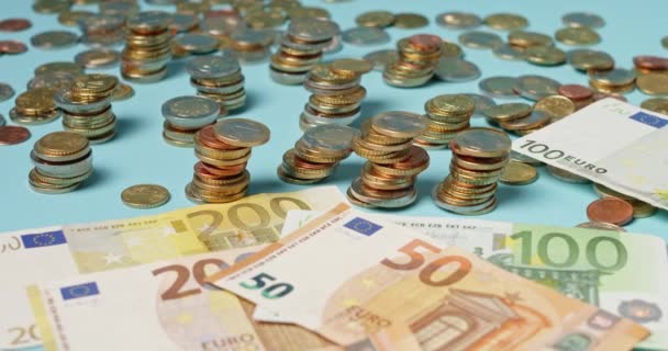 Achter Eurobankbiljetten Stapelden Zich Euromunten Tweehonderdvijftig Eurobiljetten Euromunten — Stockvideo