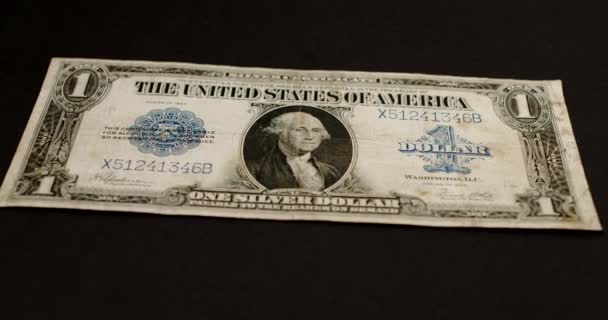Karanlık Arka Planda Nadir Bulunan Tarihi Gümüş Sertifika Dolar Banknotu — Stok video