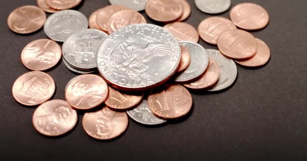 Eisenhower Dollar Bovenop Verschillende Dollar Munten Dubbeltjes Kwartjes Inflatie Verenigde — Stockvideo