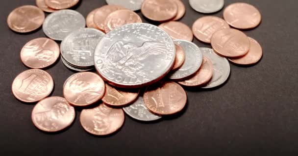 Eisenhower-Dollar auf verschiedenen US-Dollar-Münzen Groschen und Quartale. Inflation in den Vereinigten Staaten