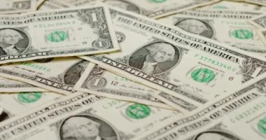 Bir dolarlık banknotları çeviriyorum. 1 Amerikan Doları kapanış hesabı. Amerikan para birimi ve nakit. ABD Doları arkaplanı