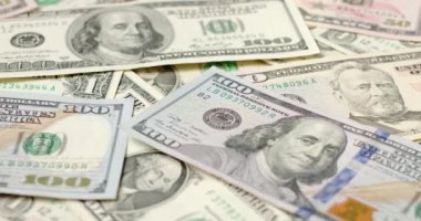 100 Amerikan Doları banknotları bir doların üstünde. Dolar para birimi enflasyonu kavramı.