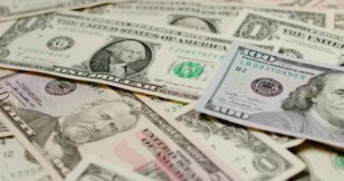 Amerikan dolarının geniş bir yelpazesi. Amerikan doları. Bir, elli ve yüz dolarlık banknotlar. Döner para sahnesi. Dolar Enflasyonu