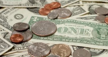 1 dolarlık banknotların üstüne bozuk paralar, bozukluklar ve 1 dolarlık banknotların üstüne çeyreklikler. Bir Dolarlık banknotun arkası.