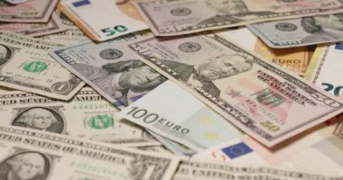 USD ve EUR 'nun eski takası. Euro banknotlarının üstüne ABD Doları banknotları.