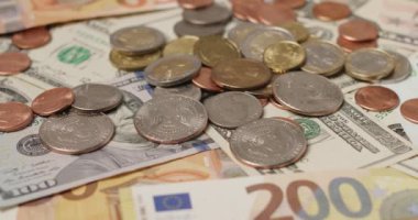 Banknotların, EUR 'nun ve USD' nin üzerindeki Euro ve Dolar paraları. Avrupa ve Amerika Birleşik Devletleri arasındaki ticaret