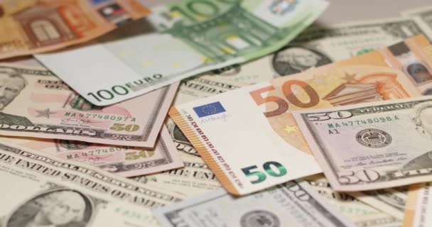 ユーロとドルの銀行券 50ユーロと50ドルの紙幣を積み立て — ストック動画