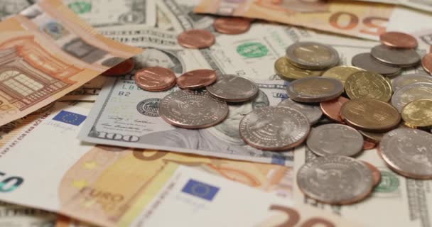 Euro Dollarmunten Bovenop Bankbiljetten Usd Biljetten Handel Tussen Europa Verenigde — Stockvideo