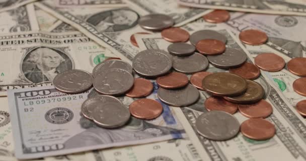 Munten Bovenop Bankbiljetten Van Dollar Amerikaanse Dollar Munten Penny Dubbeltjes — Stockvideo