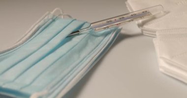 Cerrahi yüz maskesi için termometre. Teşhis aracı ve bulaşıcı hastalıklara karşı koruma