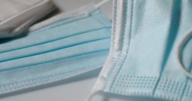 Mavi Yüz maskeleri, hava yoluyla bulaşan hastalıklara karşı korumalar. Covid-19 'a karşı koruma