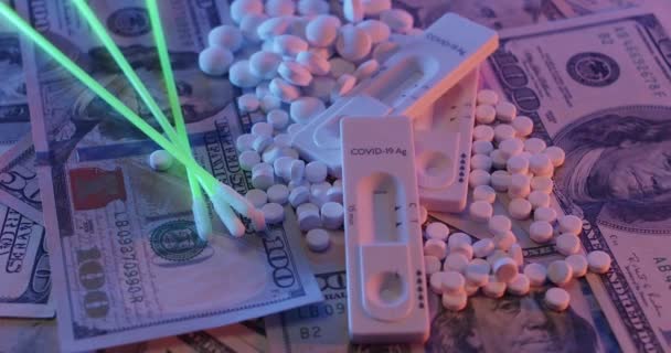 Covid Test Και Χάπια Στην Κορυφή Των Χαρτονομισμάτων Δολαρίων Ηπα — Αρχείο Βίντεο