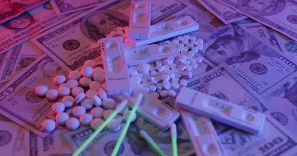 Notas Americanas Com Pílulas Medicina Branca Kit Teste Covid — Vídeo de Stock