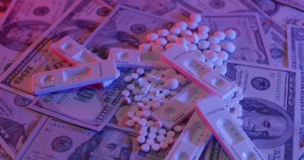 Kapsamlı Test Hastalık Tedavisi Üzerinde Uyuşturucu Amerikan Doları Banknotları Olan — Stok video