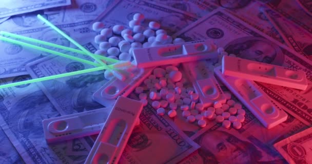 用药丸和药物进行Covid测试 Covid 19测试在美国 医疗费用在美国 — 图库视频影像