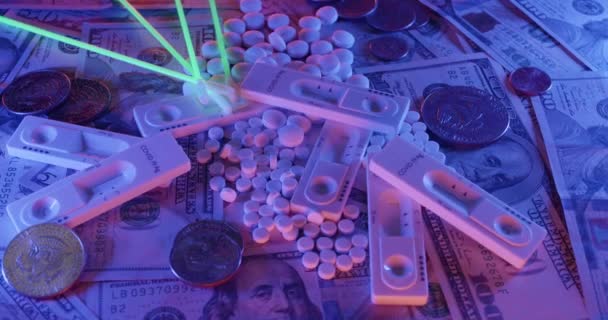 Covid Test Kit Žhnoucími Sondami Vrcholu Medicíny Americkými Dolarovými Bankovkami — Stock video