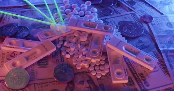 Parlayan Antijen Test Sondaları Abd Doları Banknotları Ilaç Haplarının Üstünde — Stok video