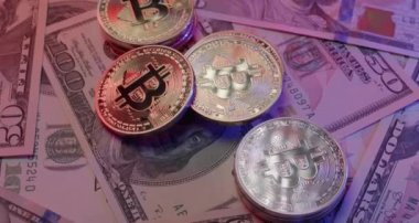 Amerikan Doları banknotlarında Bitcoin. Farklı şekillerde para, kağıt keman para ve kripto para. Şifreleme ve fiat para birimi döndürülüyor