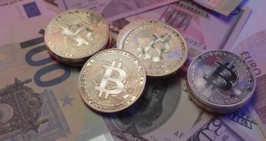 ABD Doları banknotlarında altın ve gümüş Bitcoin kripto para birimi. Sayısal kripto varlıklarıyla kağıt para ticareti