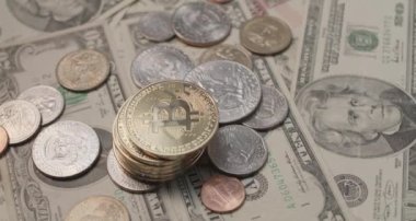 Eski Amerikan dolarlarıyla çevrili Bitcoin paraları birikmiş. Dijital engelleme teknolojisi konsepti. Eski ve yeni parasal sistem.