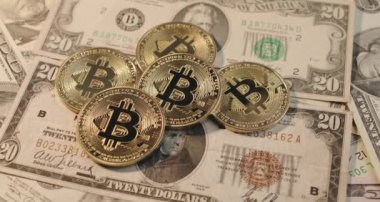 Dolar banknotları üzerinde Bitcoin. Kripto para birimi konseptiyle şantaj. Dönen sahne