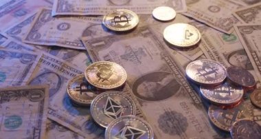 Yeni Bitcoin kripto para birimi 1923 'ten kalma tarihi bir dolar banknotun üstünde. Eski ve yeni para. Şifreli paralar ve NFT satın alınıyor