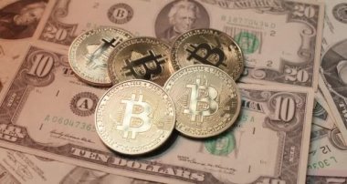 ABD Doları ile Bitcoin ticareti. Tarihi banknotlarda altın BTC paraları. Şifreleme ve Dolar Döndürme