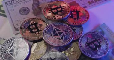 Bitcoin sikkeleri üzerinde Ethereum, dolar gibi fiat para ile Kripto para ticareti. ABD Doları ve Euro faturalarının üstüne BTC paraları