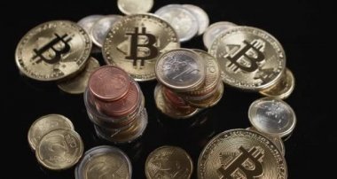 Kripto Bitcoin ile çevrili Euro sikkeleri birikiyor, BTC ile EUR 'yu takas ediyorlar. Avrupa Birliği 'nde yükselen fiyatlar, Euro Enflasyonu. Çekici Kripto yatırım seçeneği