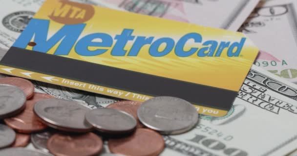 2021年4月10日 纽约地铁卡 Nyc Metro Card 在纽约市的地铁和公交线路上购买游乐设施 美元钞票和Mta票 — 图库视频影像