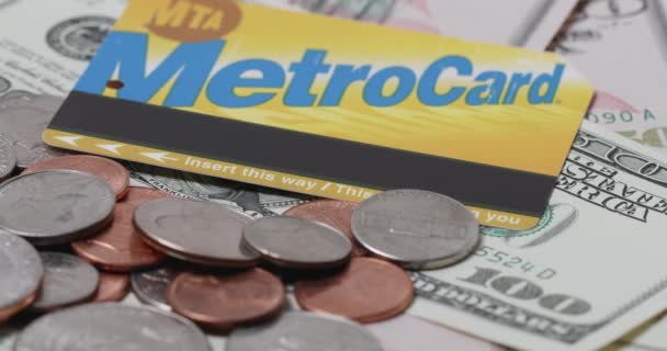 2021年4月10日 Mta Metro Card Dollar Banknotes Coins 纽约市的公共交通票务系统 — 图库视频影像