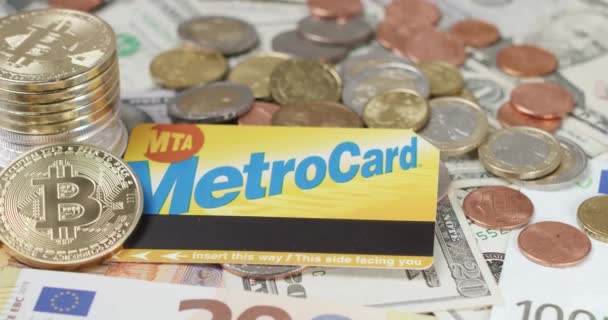 2021年4月10日 美国纽约 装有Metrocard的比特币 Nyc地铁卡价格和成本概念 用美元购买地铁卡 — 图库视频影像