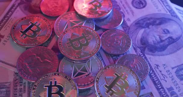 Bitcoin Ethereum Dan Dollar Koin Berputar Menukar Cryptocurrency Dengan Fiat — Stok Video