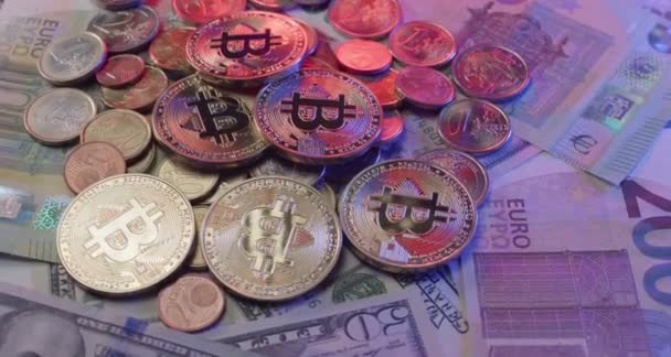 Bitcoin Moedas Notas Euro 100 Notas Euro Com Menos Moedas — Vídeo de Stock