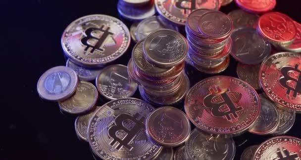 Bitcoin暗号通貨コインの中でユーロコインを積み上げました 欧州連合の概念におけるユーロとビットコイン取引 デジタルマネーの採掘 — ストック動画
