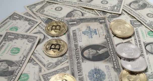 Billete Antiguo Dólar Rodeado Monedas Bitcoin Oro Plata Comercio Dólares — Vídeos de Stock